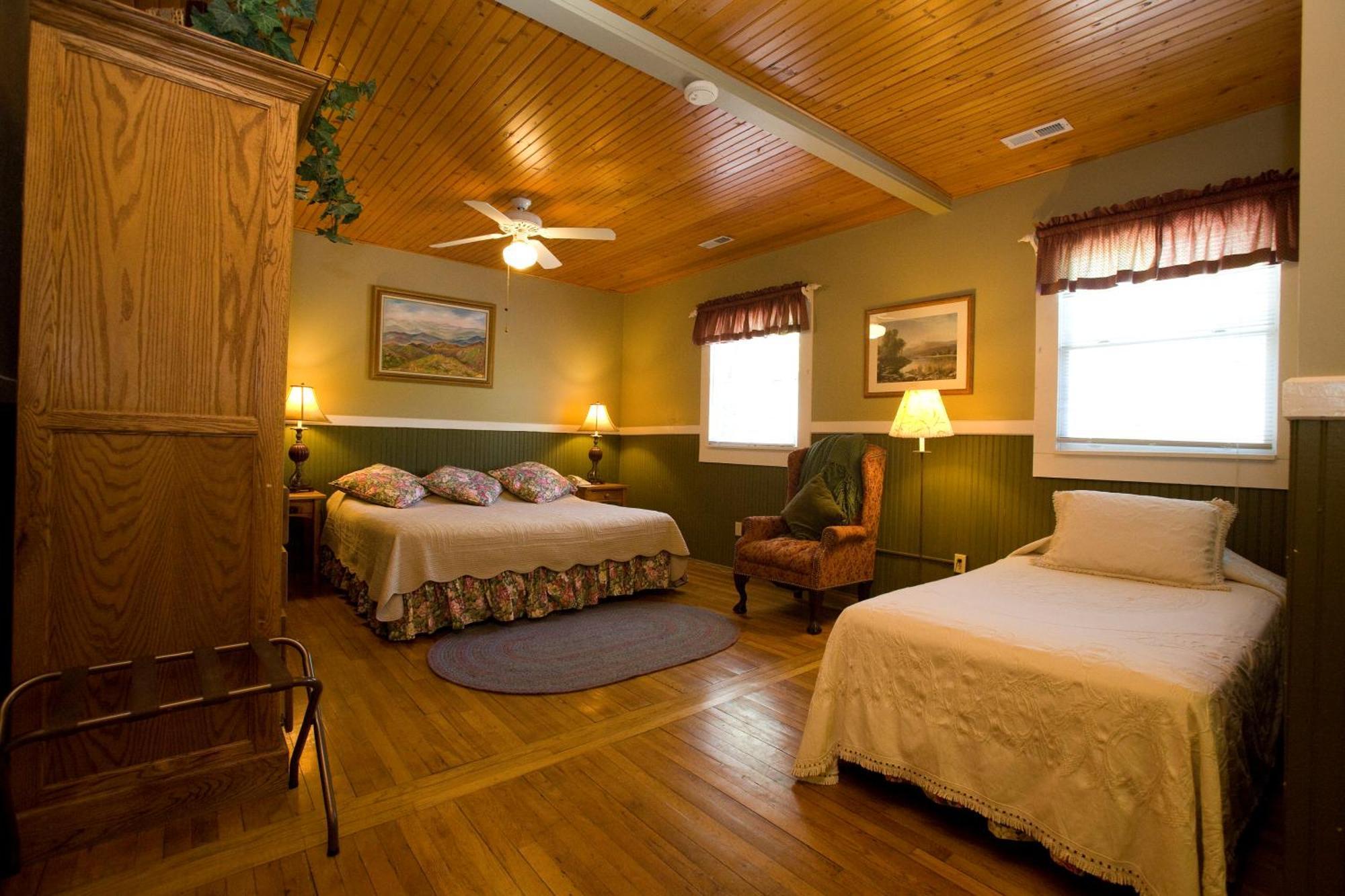 Highland Lake Inn & Resort - フラット・ロック エクステリア 写真