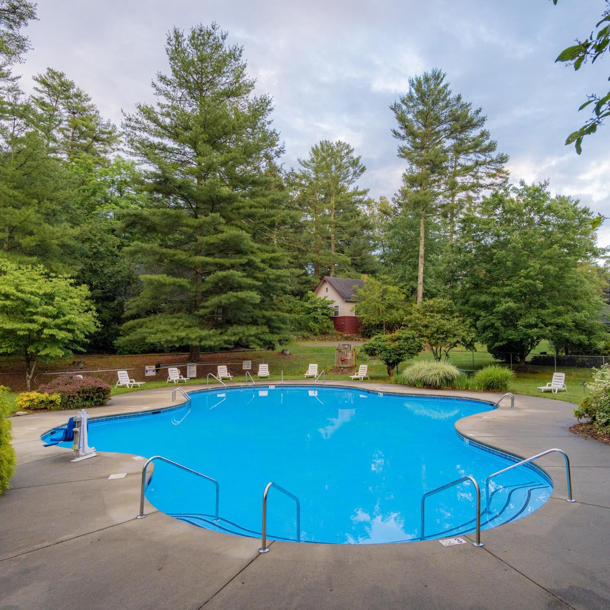 Highland Lake Inn & Resort - フラット・ロック エクステリア 写真