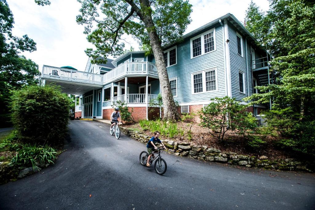 Highland Lake Inn & Resort - フラット・ロック エクステリア 写真