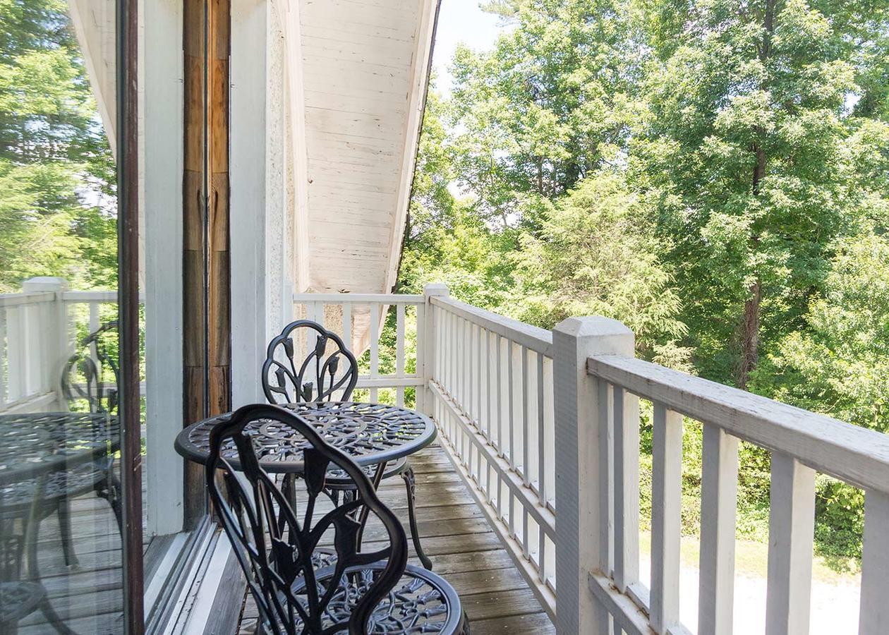 Highland Lake Inn & Resort - フラット・ロック エクステリア 写真