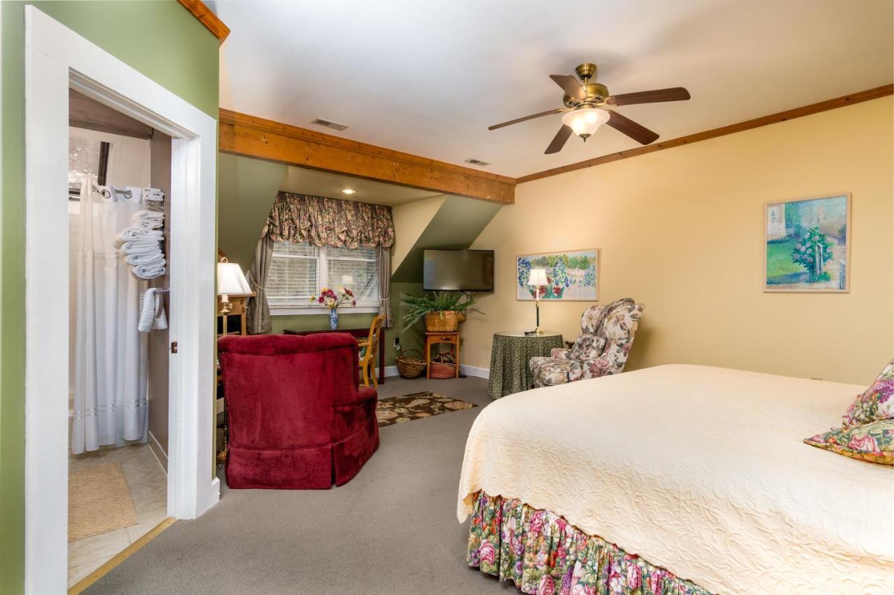 Highland Lake Inn & Resort - フラット・ロック エクステリア 写真