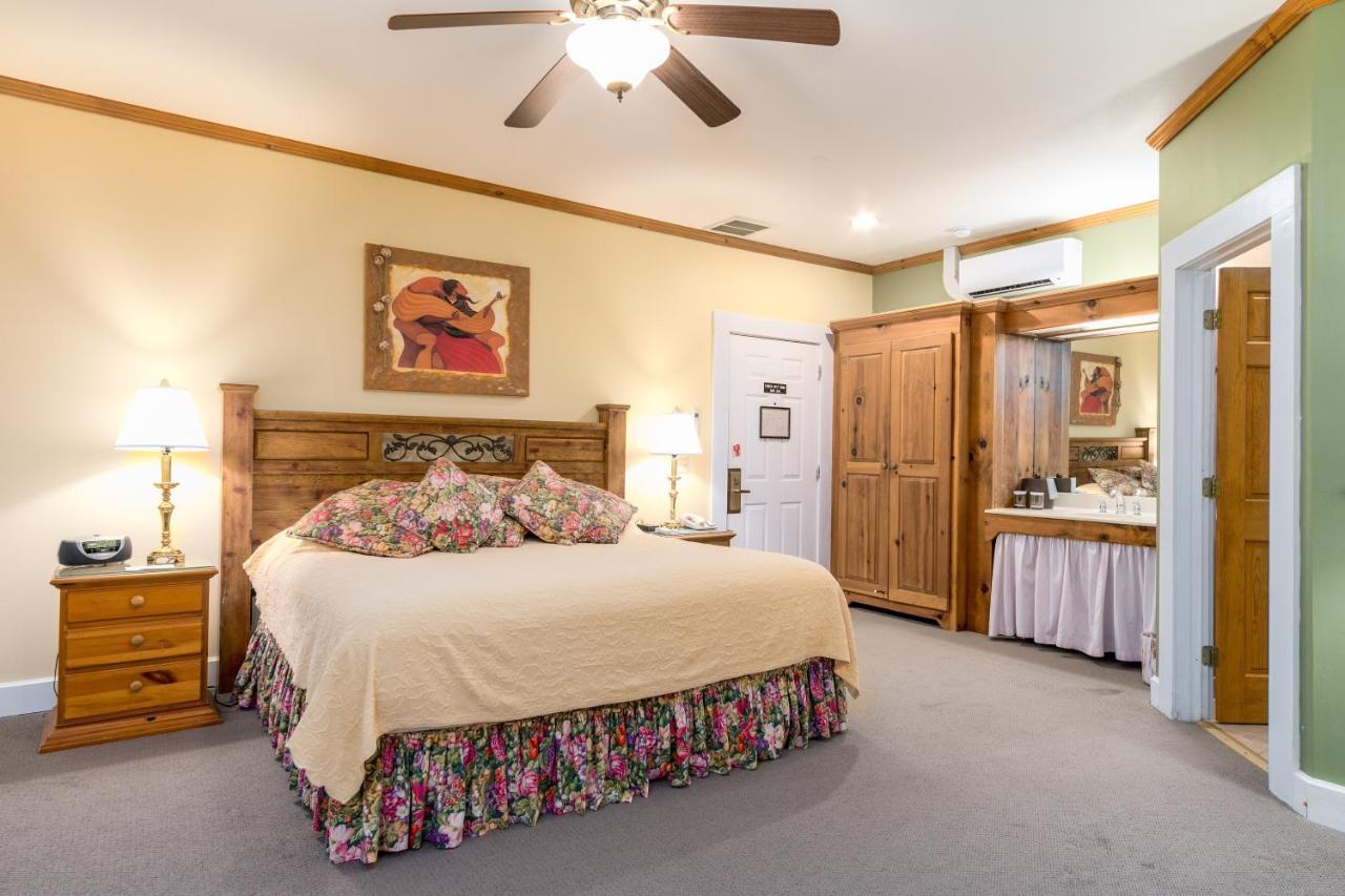 Highland Lake Inn & Resort - フラット・ロック エクステリア 写真